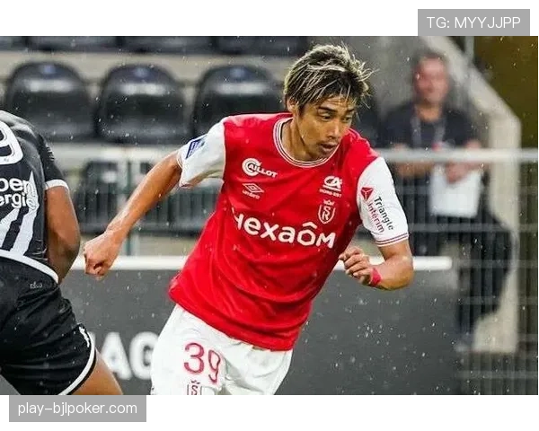 特写:日本球迷社团在东京组织大规模观赛活动,支持法甲球员伊东纯也