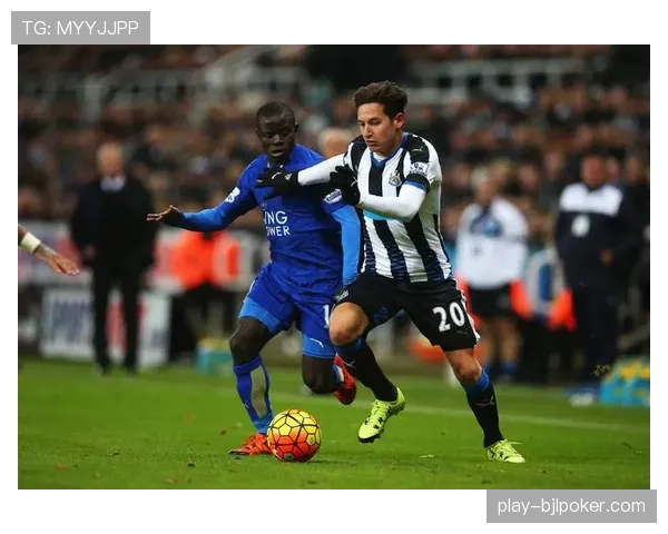 特写：布伦特福德绝平后，主教练托马斯·弗兰克与球迷的疯狂庆祝